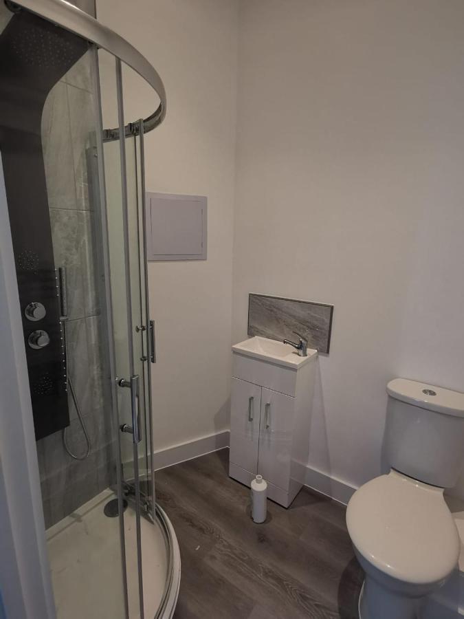 Marine Villa Hotel & Suites - Close To Beach, Train Station & Southend Airport Екстериор снимка