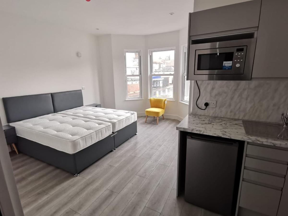 Marine Villa Hotel & Suites - Close To Beach, Train Station & Southend Airport Екстериор снимка
