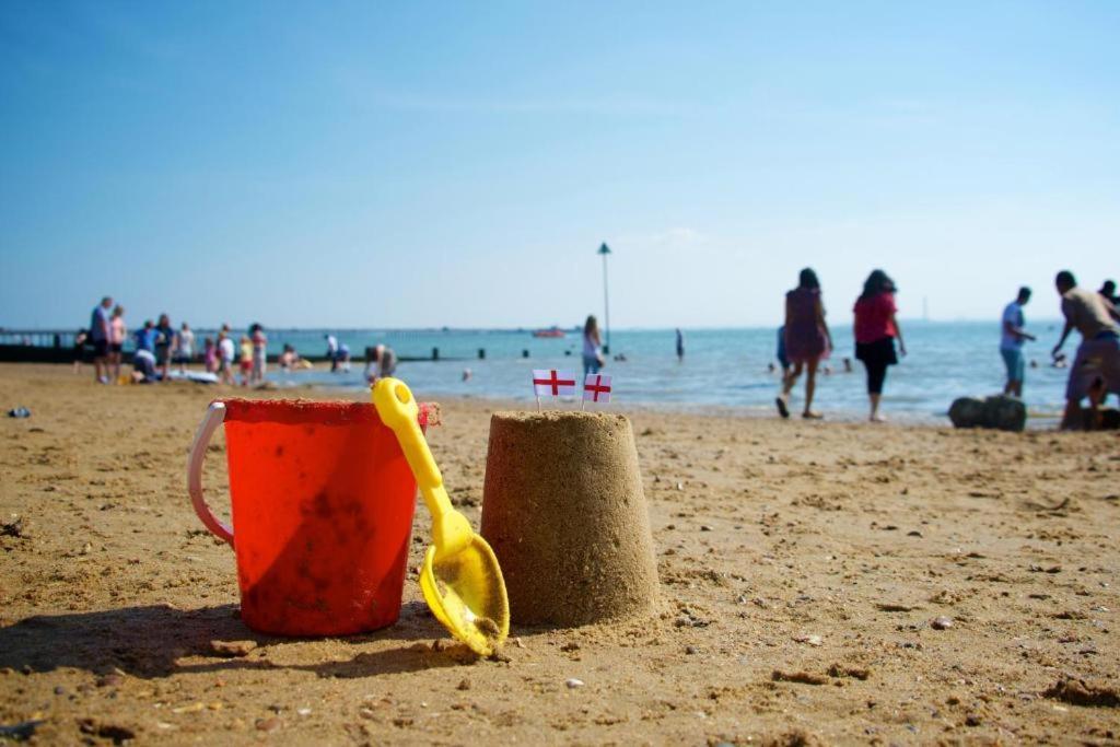 Marine Villa Hotel & Suites - Close To Beach, Train Station & Southend Airport Екстериор снимка