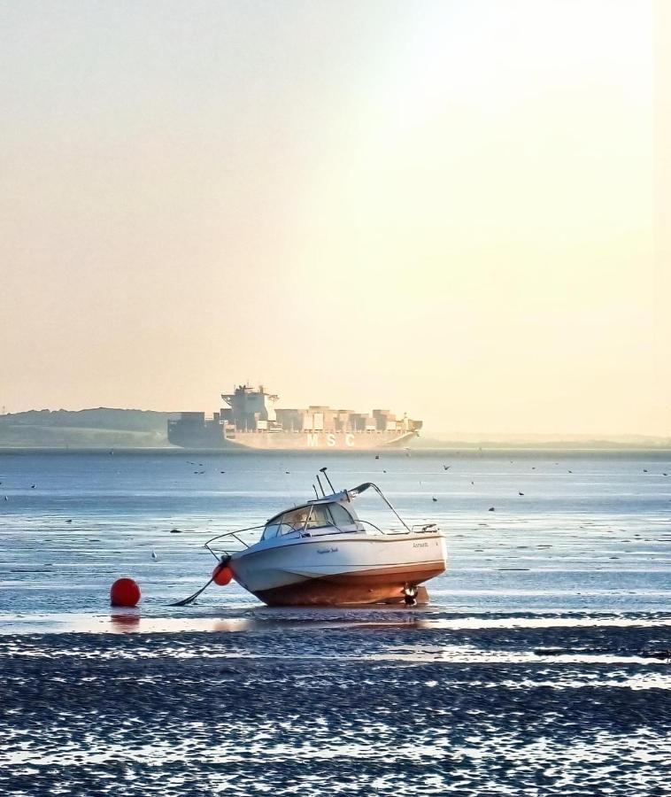 Marine Villa Hotel & Suites - Close To Beach, Train Station & Southend Airport Екстериор снимка